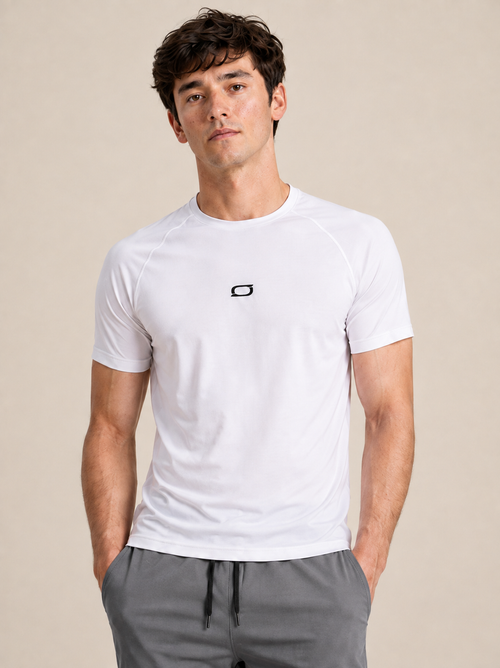 Modelo vestindo camiseta raglan com proteção UV branca – vista frontal