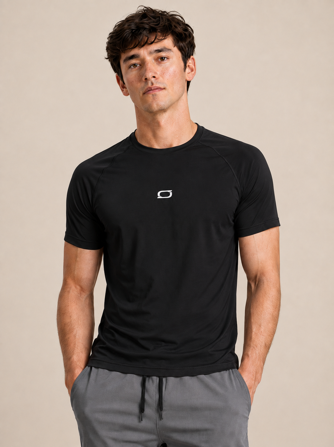 Modelo vestindo camiseta raglan com proteção UV preta – vista frontal