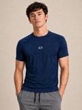 Modelo vestindo camiseta raglan com proteção UV azul – vista frontal