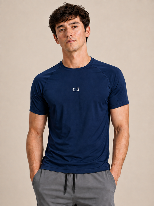 Modelo vestindo camiseta raglan com proteção UV azul – vista frontal