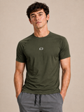 Modelo vestindo camiseta raglan com proteção UV verde militar – vista frontal