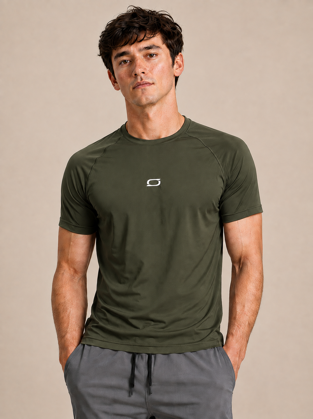 Modelo vestindo camiseta raglan com proteção UV verde militar – vista frontal