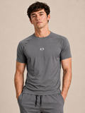 Modelo vestindo camiseta raglan com proteção UV cinza – vista frontal